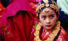 尼泊尔“活女神”悲哀：受万人尊崇，被禁锢在寺庙，最后孤独终老